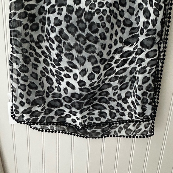 ⭐️ NEW Echo Leopard Animal Print Scarf in Black and Gray Lightweight - Picture 4 of 5